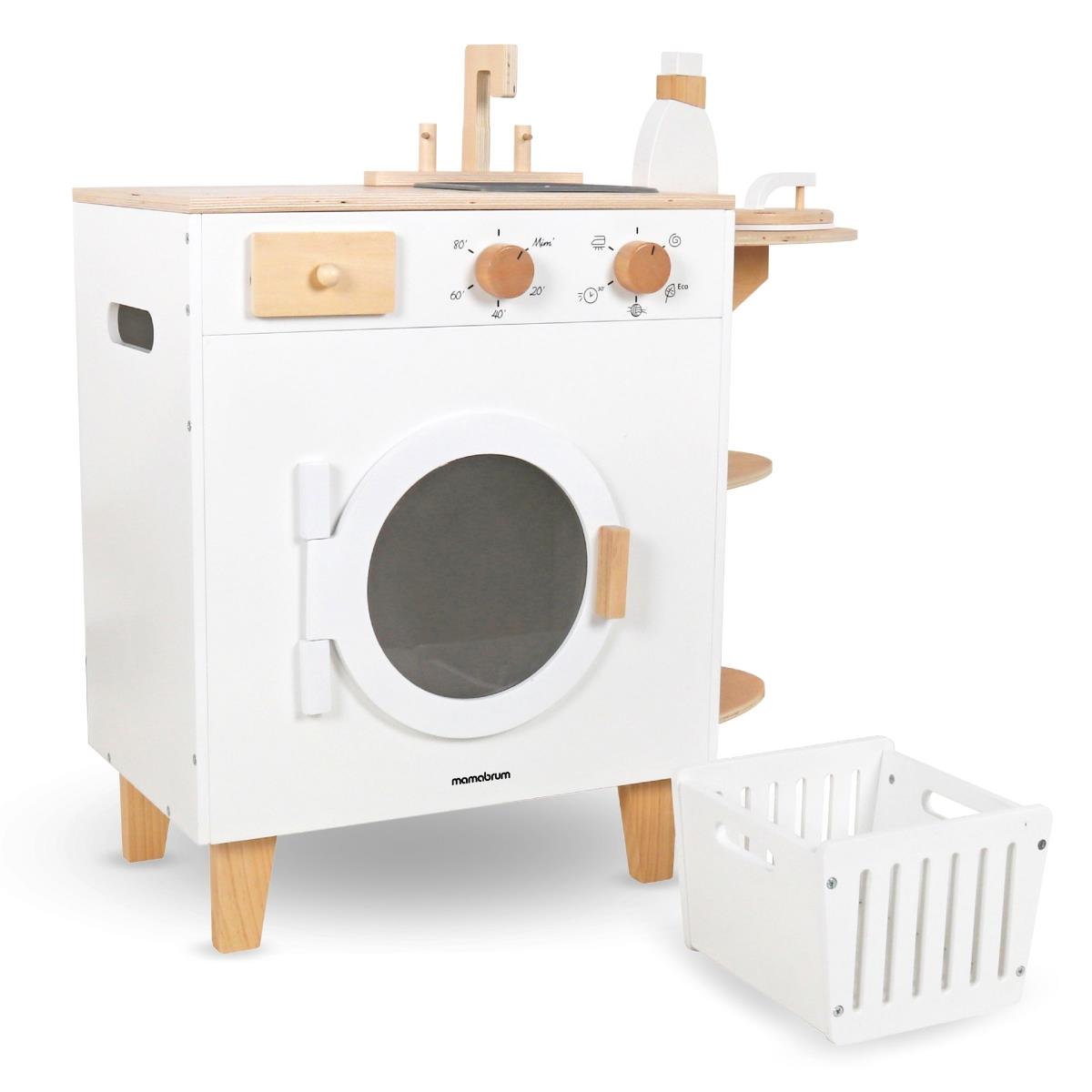 Lavatrice in legno con ferro da stiro, cesto e detersivo