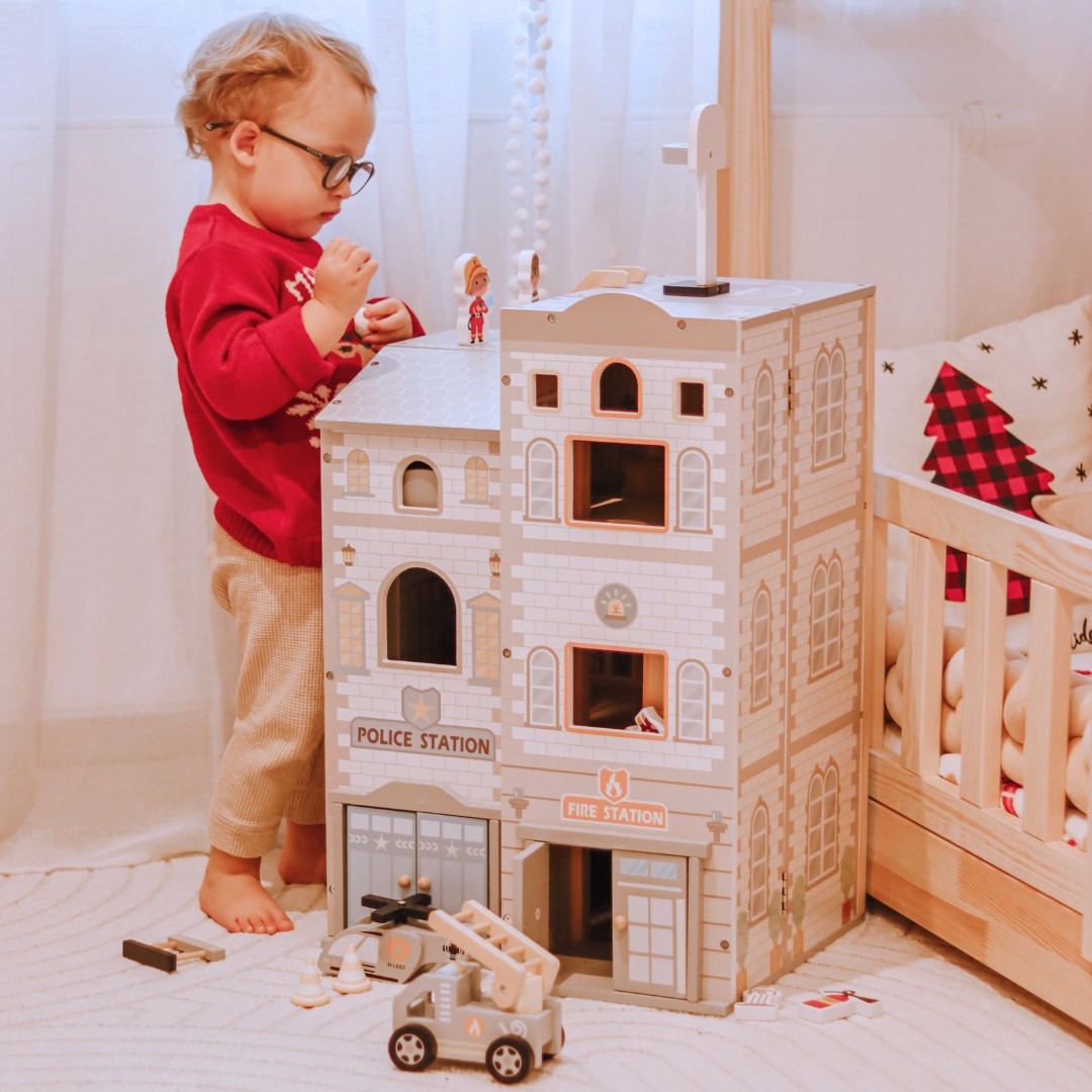 Grande stazione dei pompieri pieghevole con stazione di polizia - set in legno. Stazione dei pompieri e stazione di polizia con accessori.