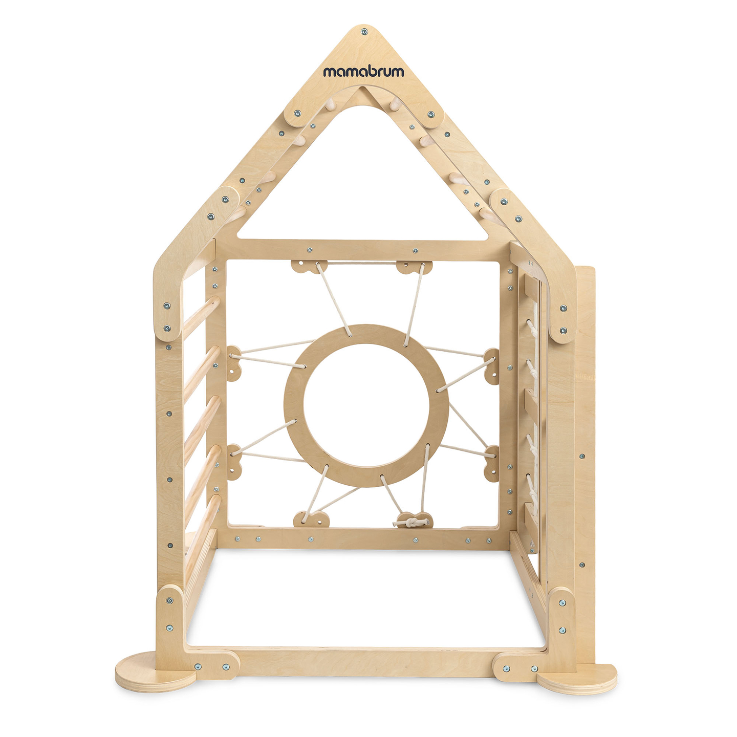 Parco giochi in legno al coperto per bambini: una casa con scale e uno scivolo