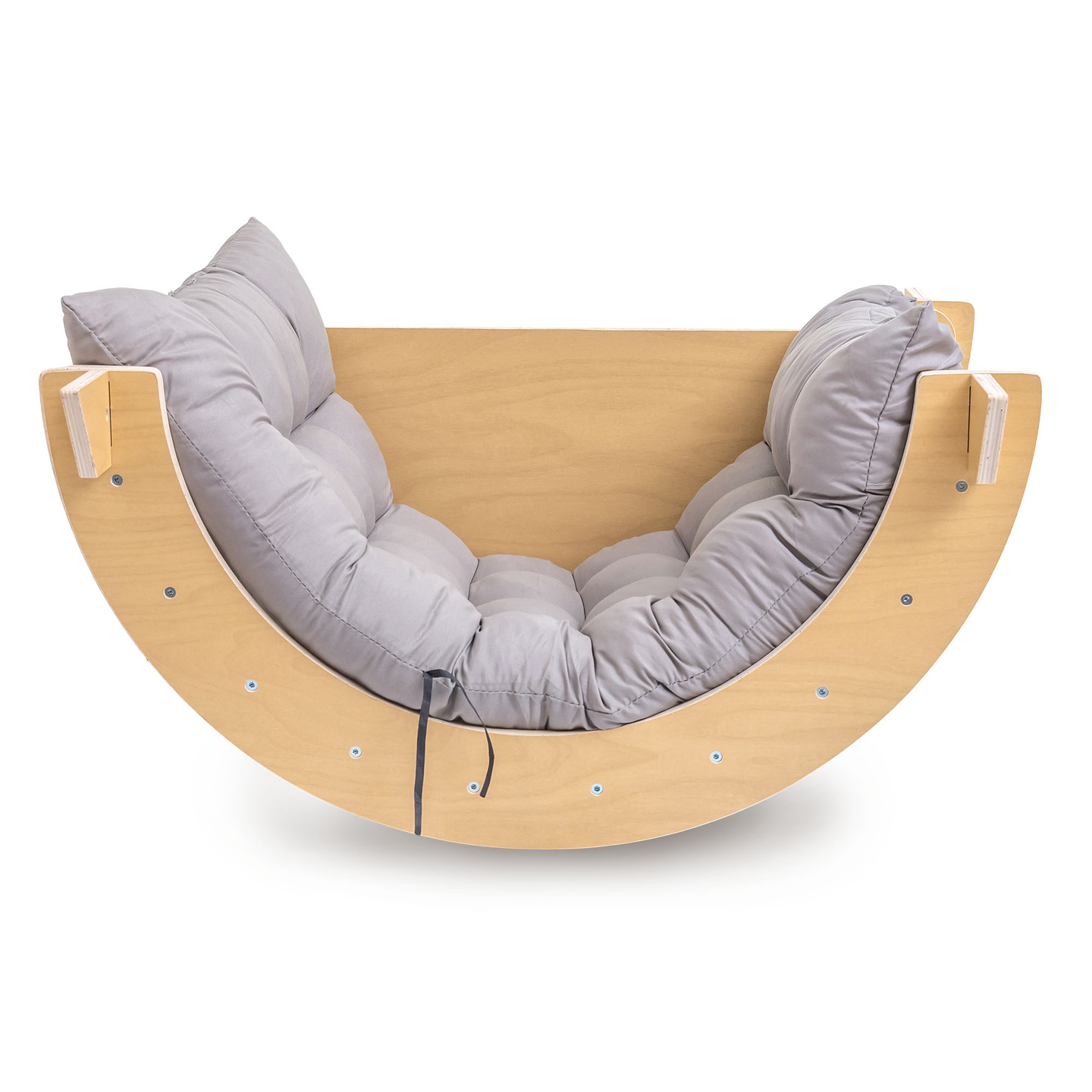 Parco giochi in legno al coperto per bambini: parete da arrampicata, scivolo, arco/dondolo da arrampicata e triangolo di Pikler