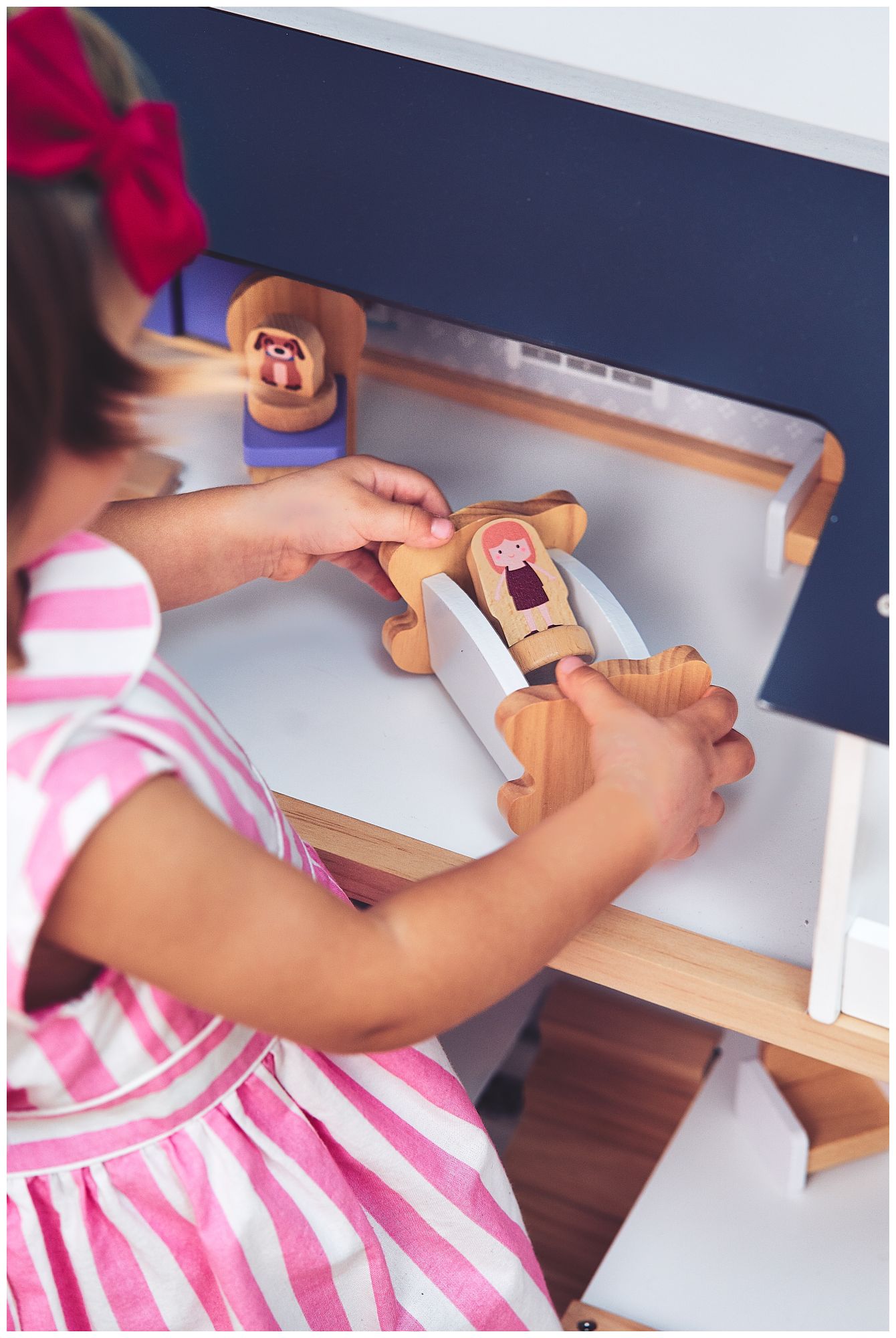 Casa delle bambole in legno bianco con accessori 18 pezzi.