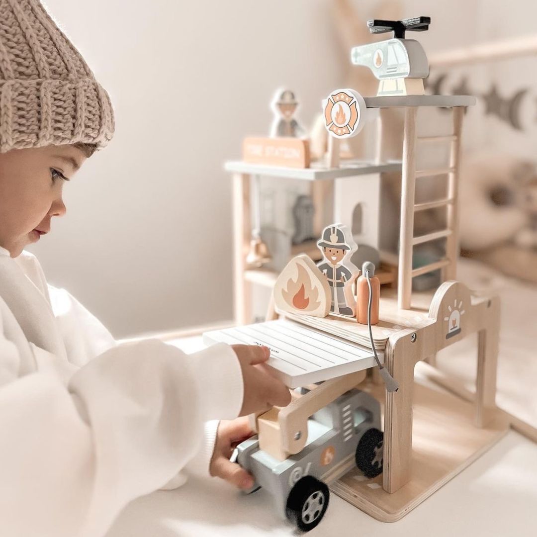 Stazione dei pompieri in legno con accessori, vigili del fuoco