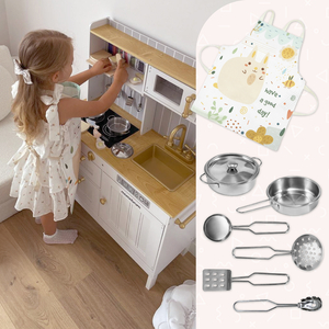 Cucina bianca in legno con accessori e grembiule