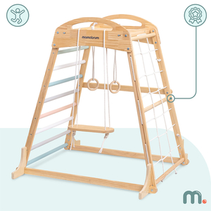 Parco giochi in legno al coperto con altalena, anelli da ginnastica e rete da arrampicata