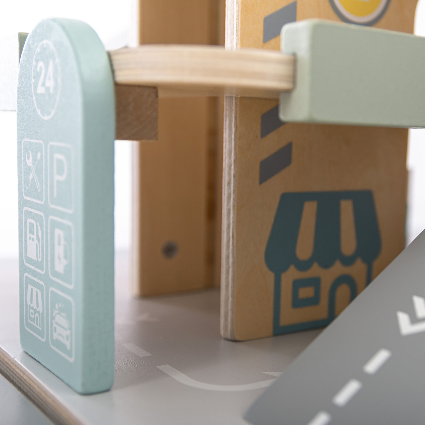 Garage in legno a tre piani per bambini con accessori: parcheggio, stazione di servizio, autolavaggio, elicottero