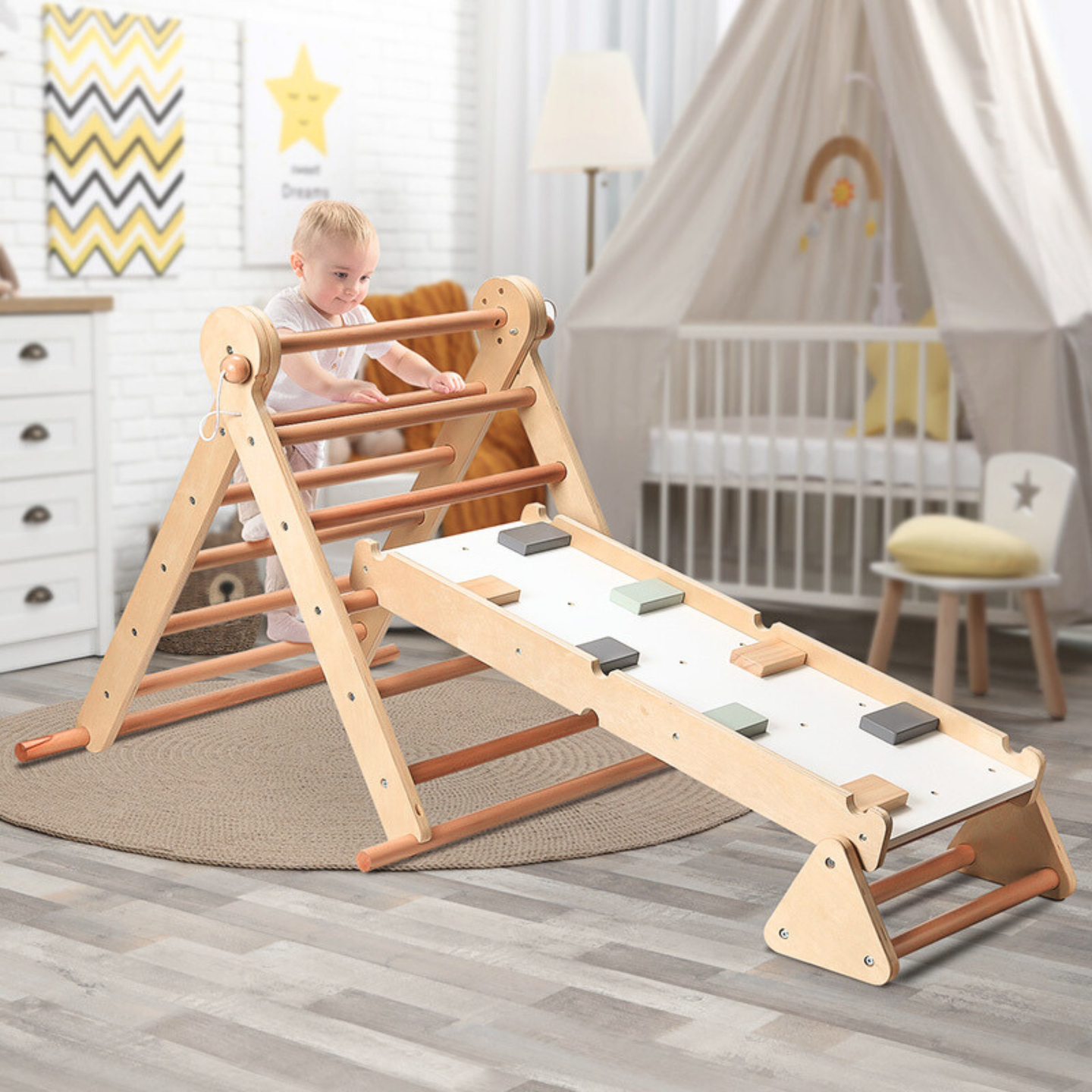 Parco giochi per bambini in legno fatto in casa - scala + parete di arrampicata + trave di equilibrio - triangolo di Pikler