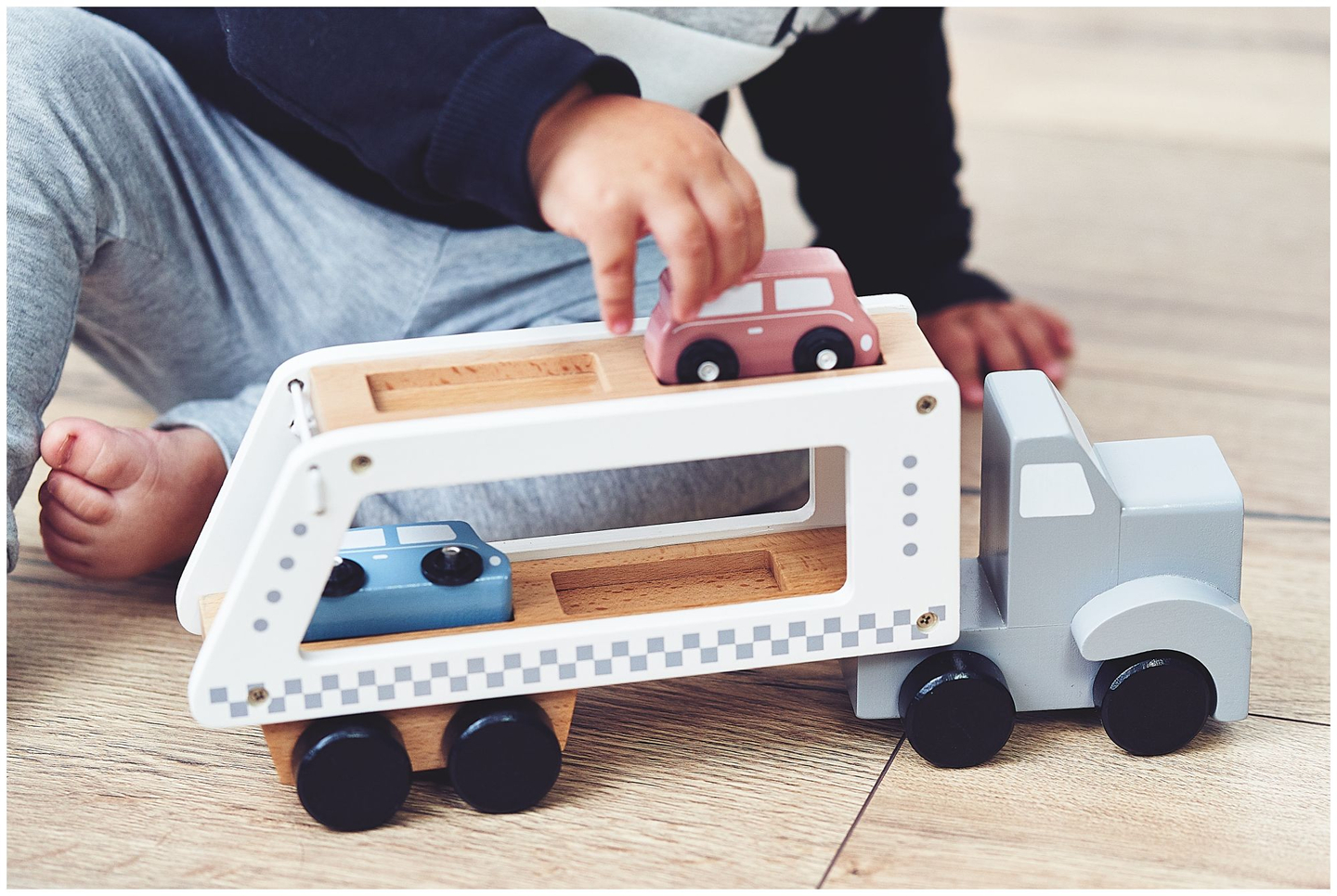 Camion-rimorchio in legno con 4 autovetture