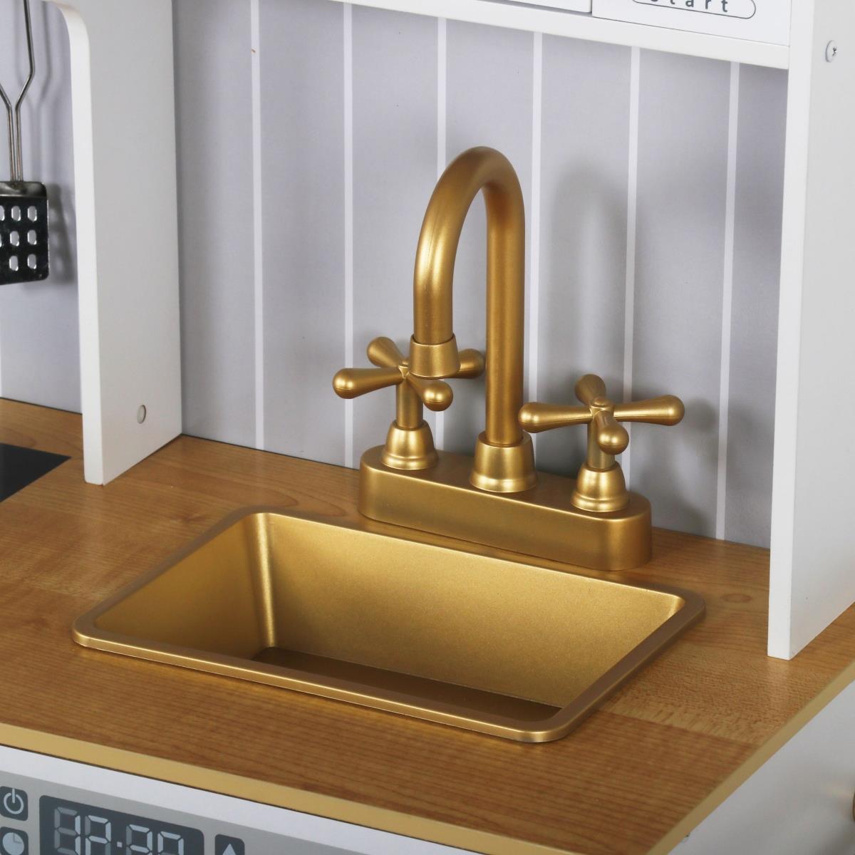 Cucina bianca in legno con accessori e grembiule