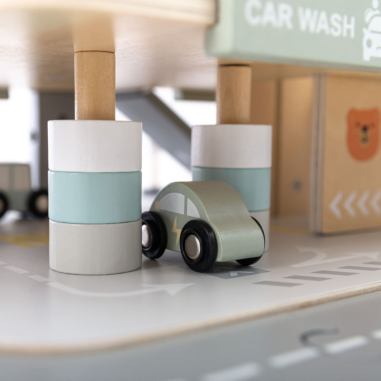 Garage in legno a tre piani per bambini con accessori: parcheggio, stazione di servizio, autolavaggio, elicottero