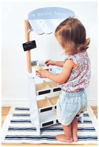 Negozio di verdure - bancarella in legno con casse, registratore di cassa e terminale 