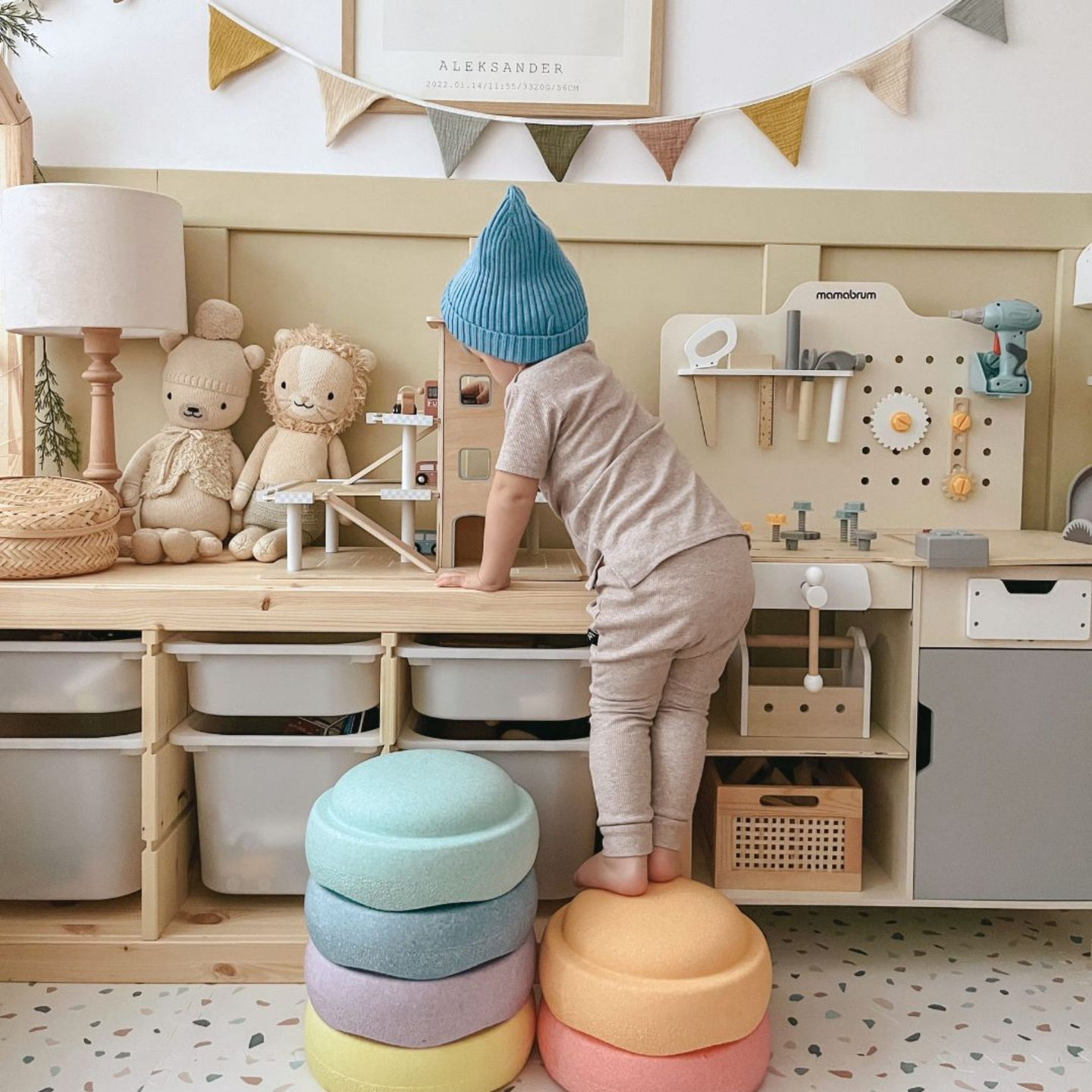 Parcheggio in legno a tre piani con ascensore - garage con auto ed elicottero