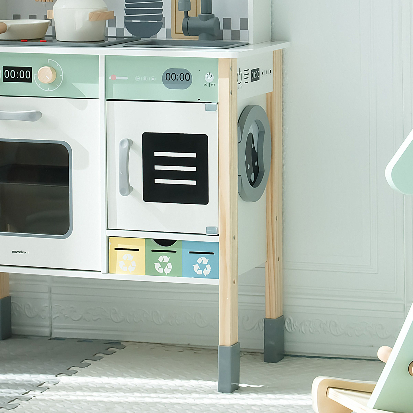 Cucina interattiva con lavatrice, lavastoviglie e lavagna