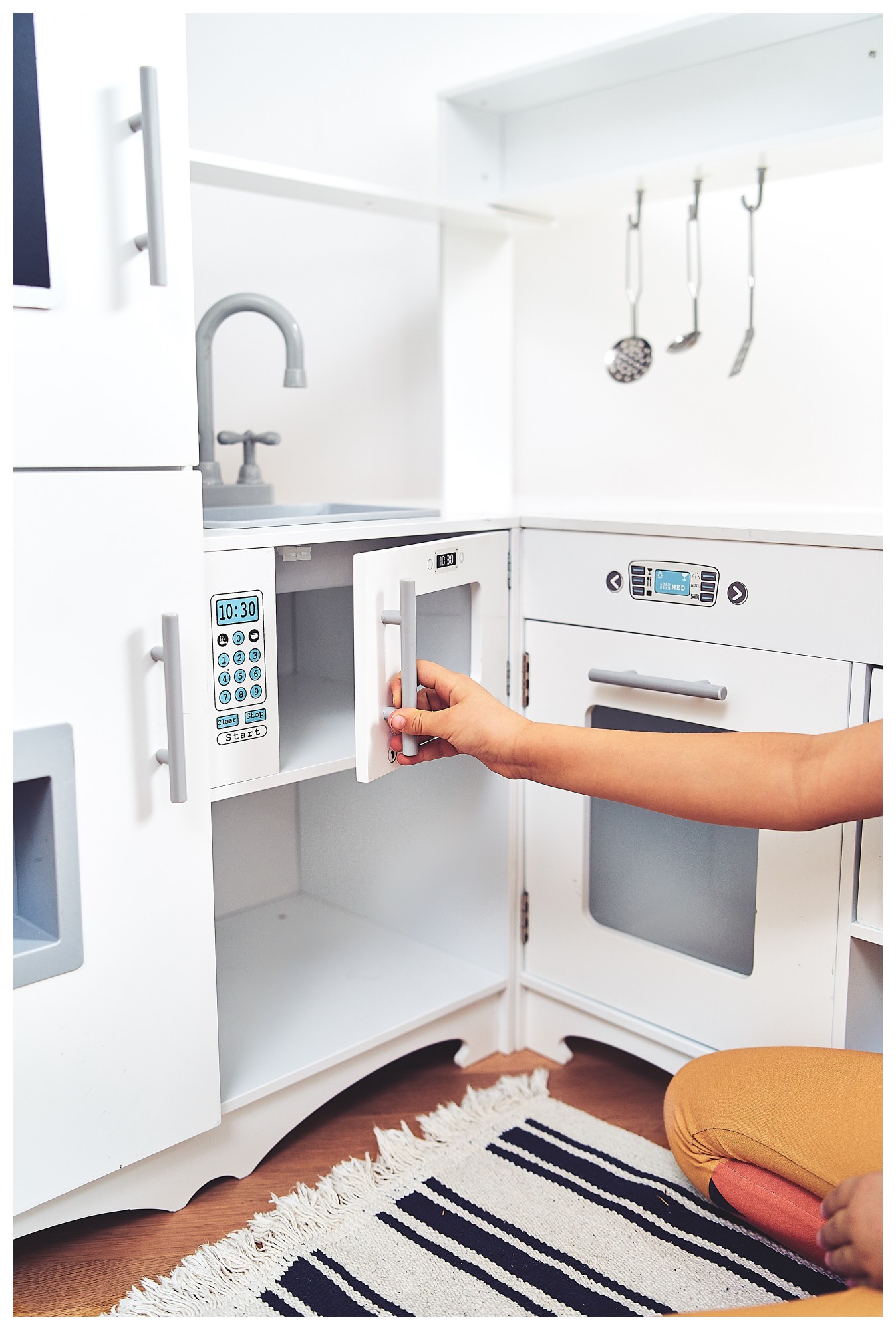 Cucina ad angolo in legno XXXL con frigorifero, forno, lavatrice, grembiule e accessori