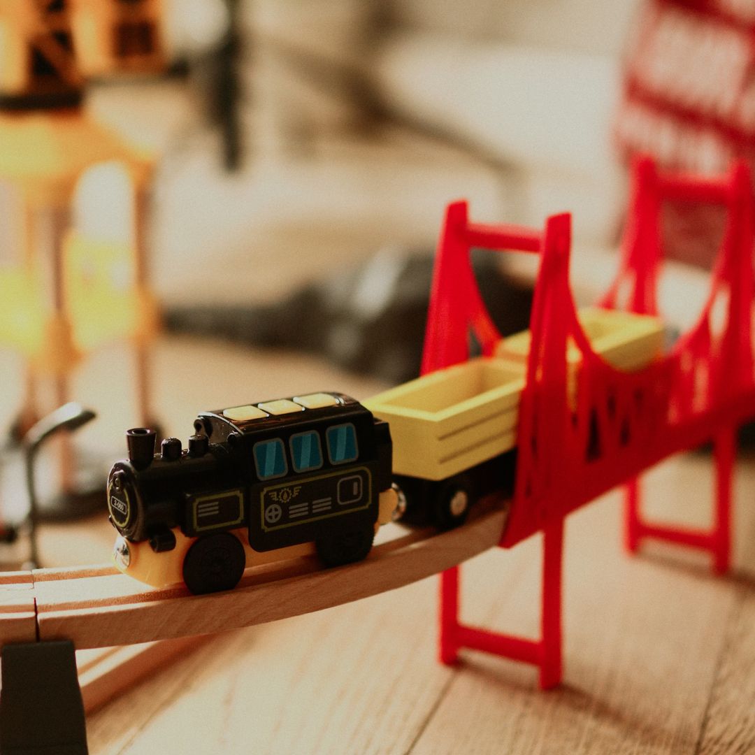 Ferrovia in legno, treno a batteria - Città: binari, automobili, ponte, aeroporto