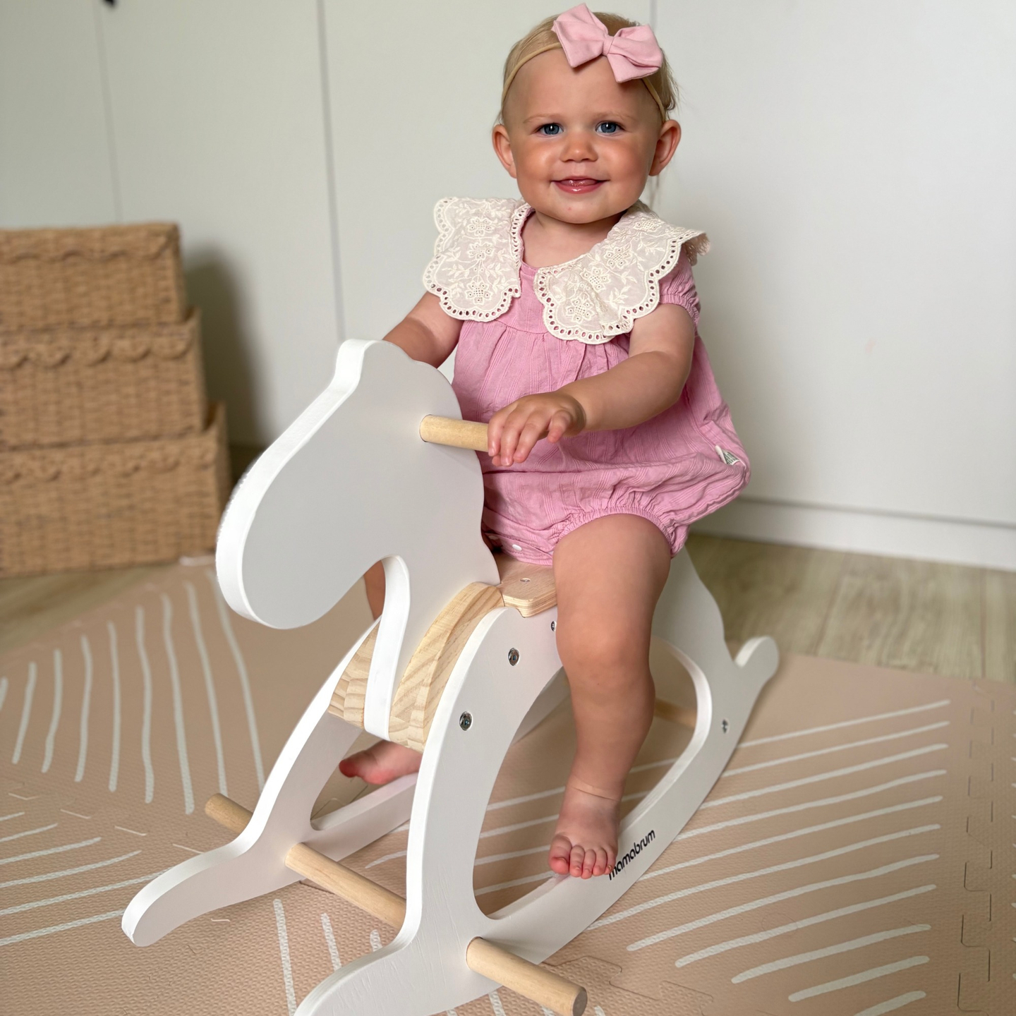 Cavallo a dondolo in legno - bianco - a partire da 12 mesi.