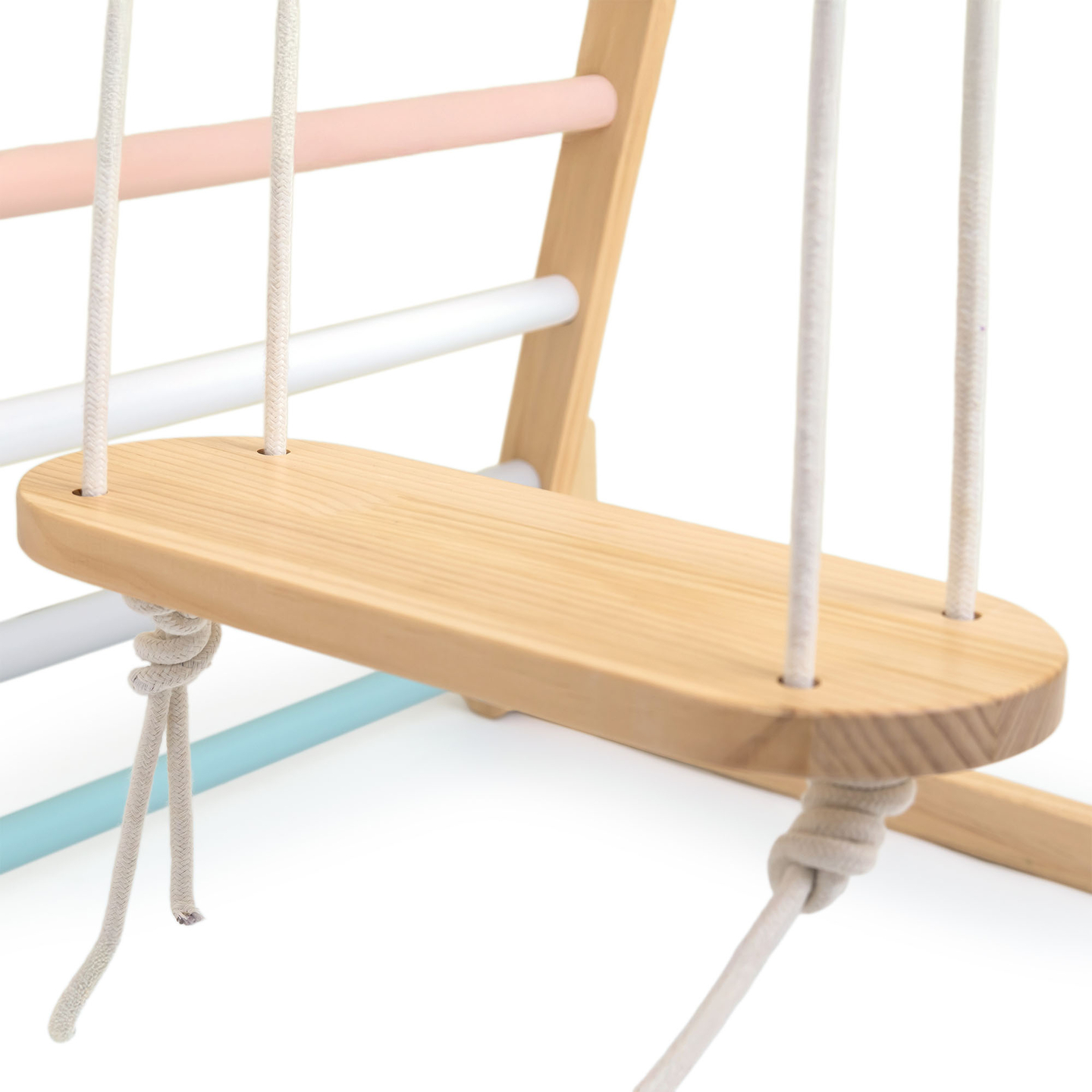 Parco giochi in legno al coperto con altalena, anelli da ginnastica e rete da arrampicata