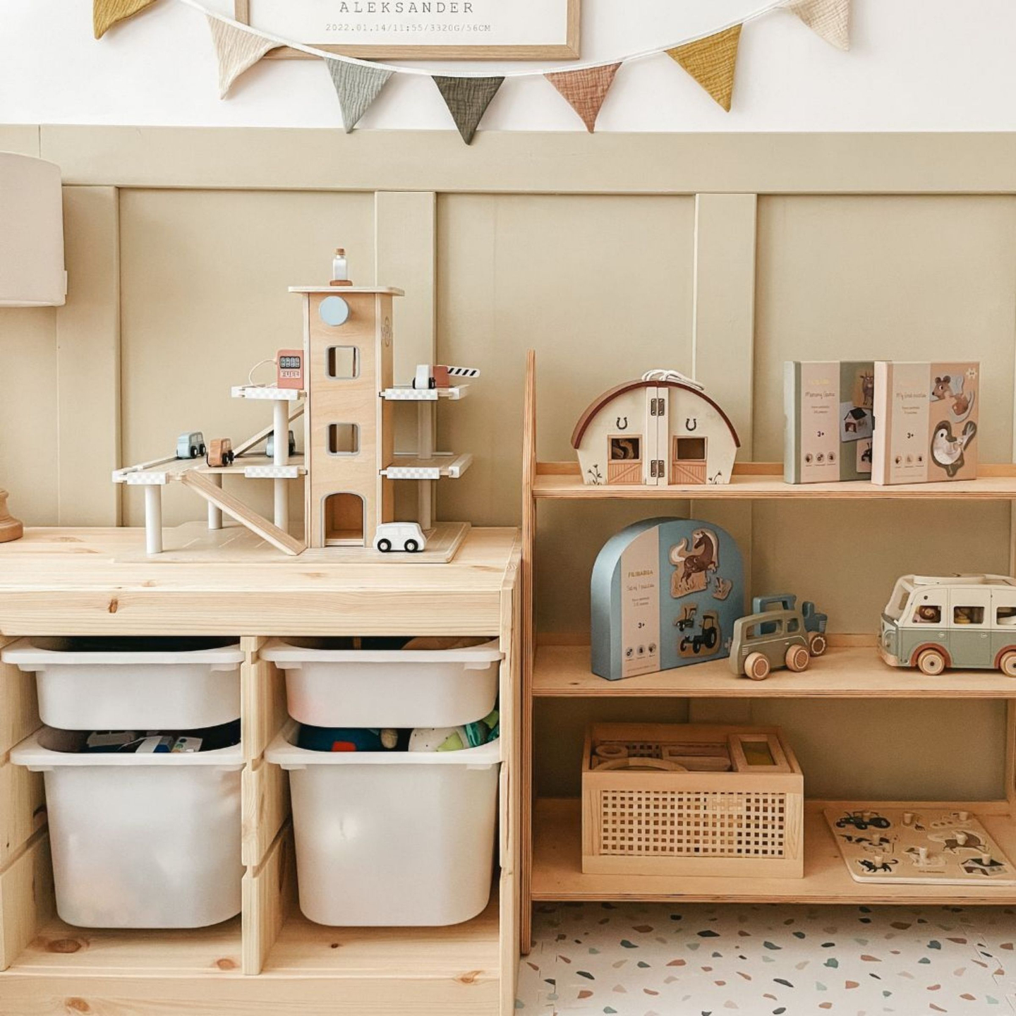 Parcheggio in legno a tre piani con ascensore - garage con auto ed elicottero