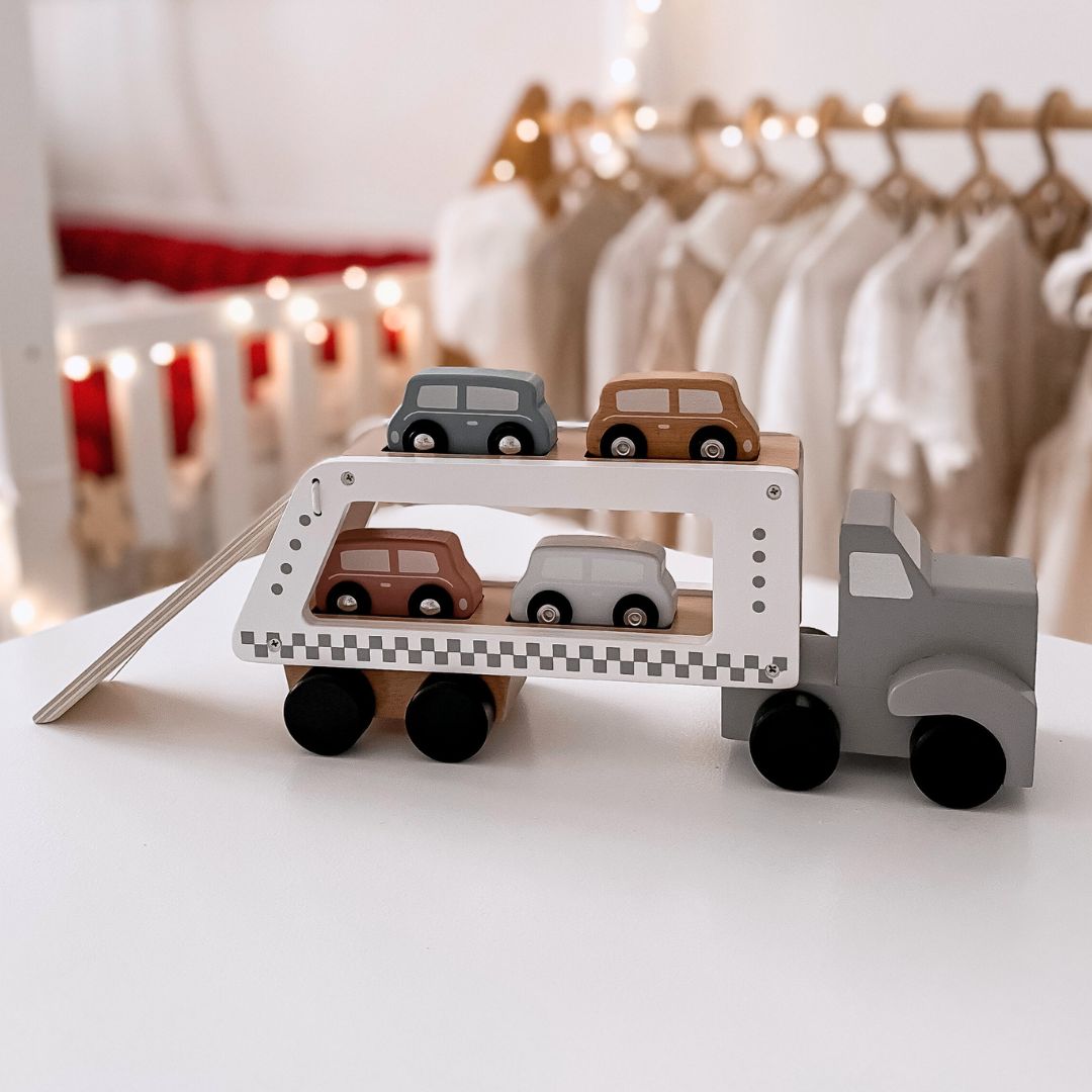 Camion-rimorchio in legno con 4 autovetture