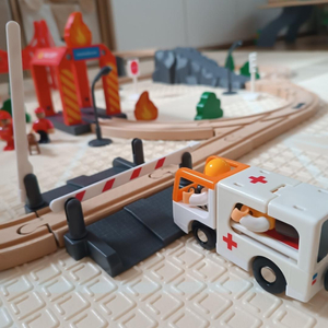 Treno in legno, treno a batteria - Vigili del fuoco, binari, automobili, ponti, barriera