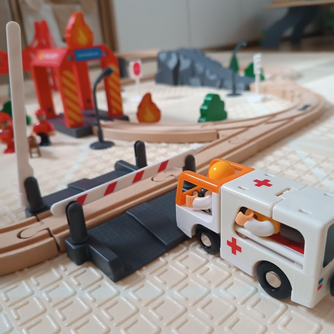 Treno in legno, treno a batteria - Vigili del fuoco, binari, automobili, ponti, barriera