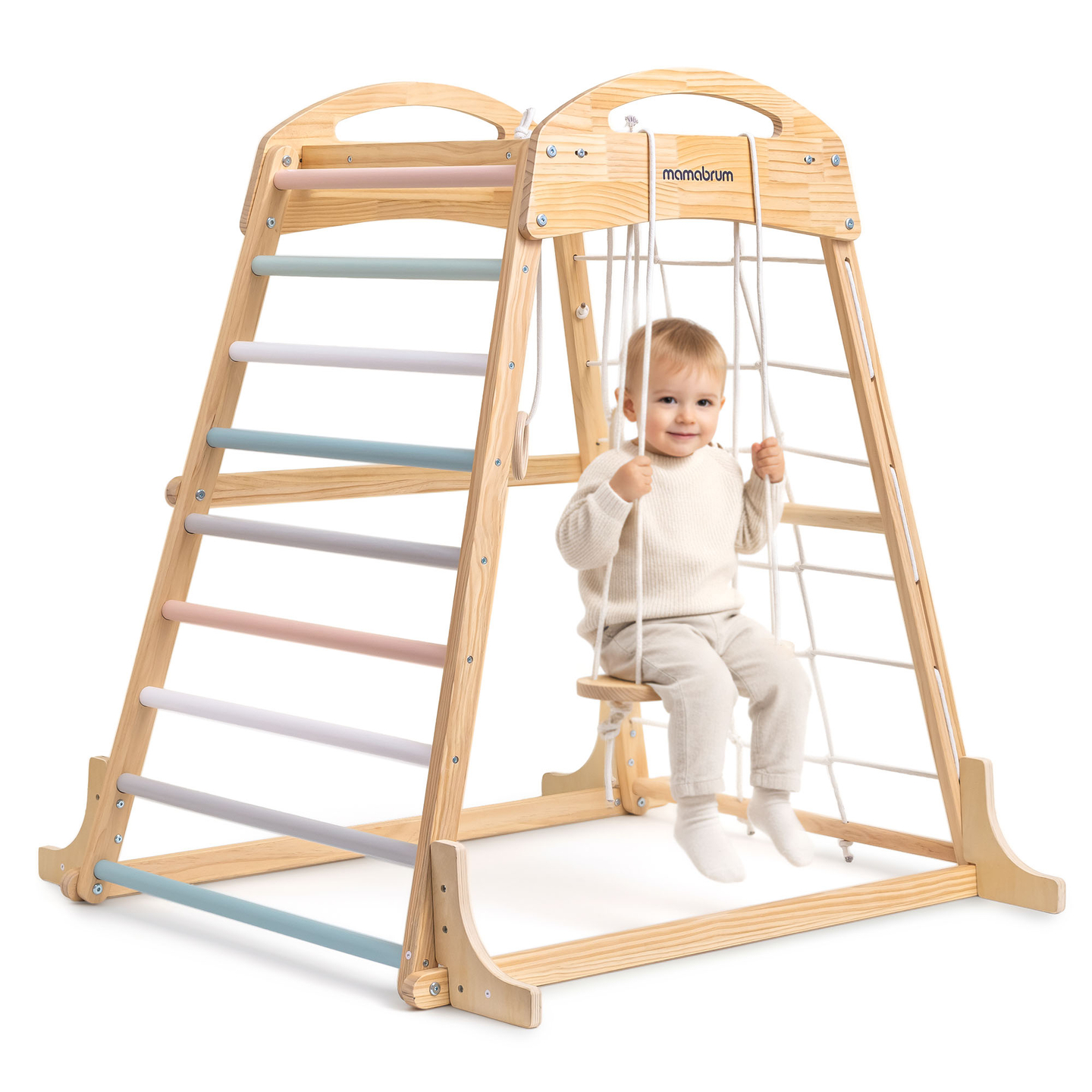 Parco giochi in legno al coperto con altalena, anelli da ginnastica e rete da arrampicata