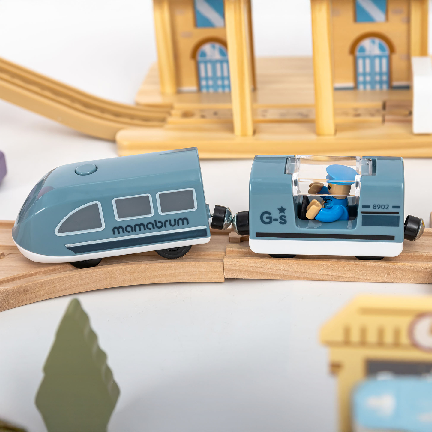 Ferrovia urbana in legno con treno elettrico - gru mobile, nave, ponti