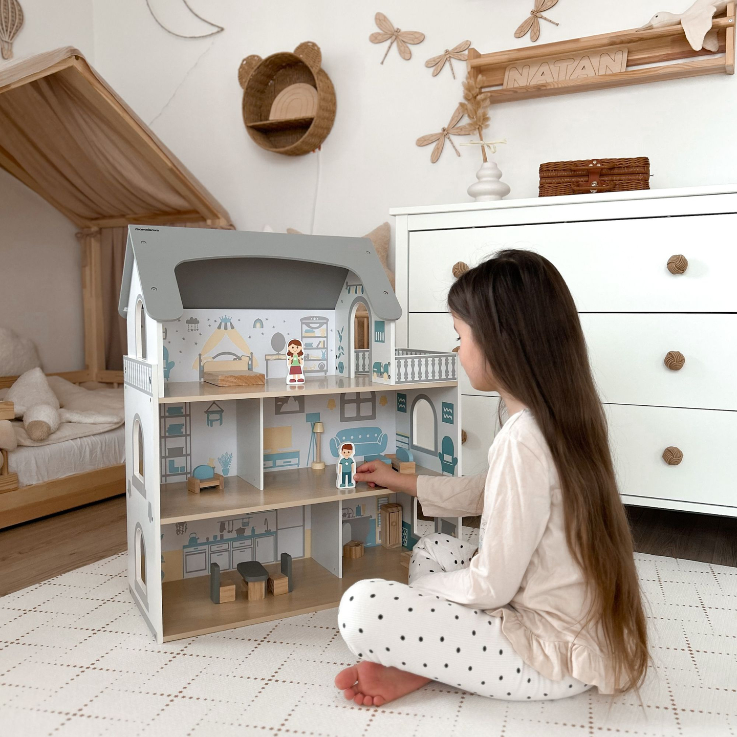 Casa delle bambole in legno bianco con terrazza e accessori