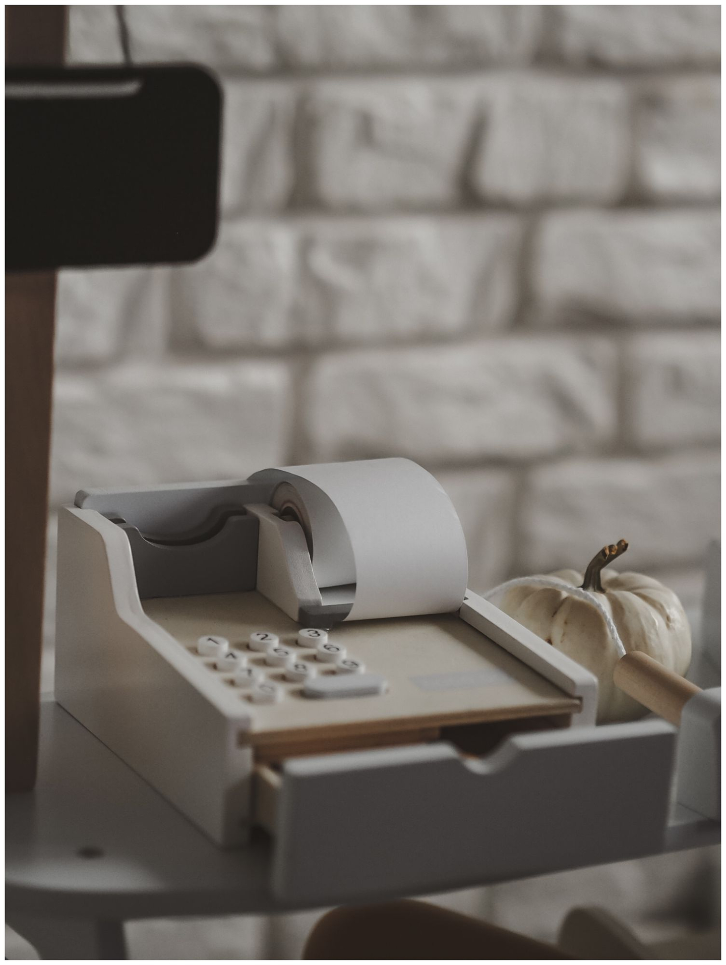 Negozio di verdure - bancarella in legno con casse, registratore di cassa e terminale