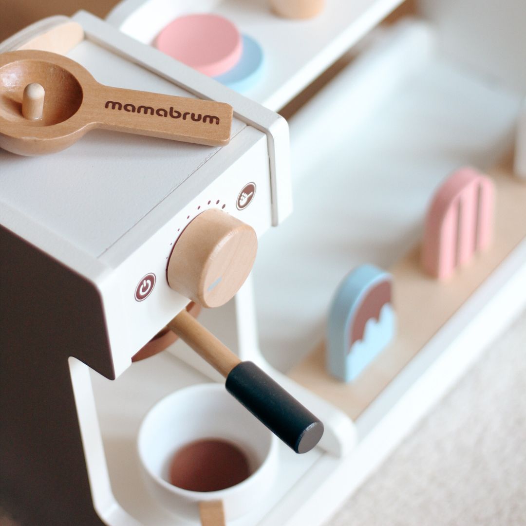 Gelateria in legno con macchina da caffè - caffetteria con accessori