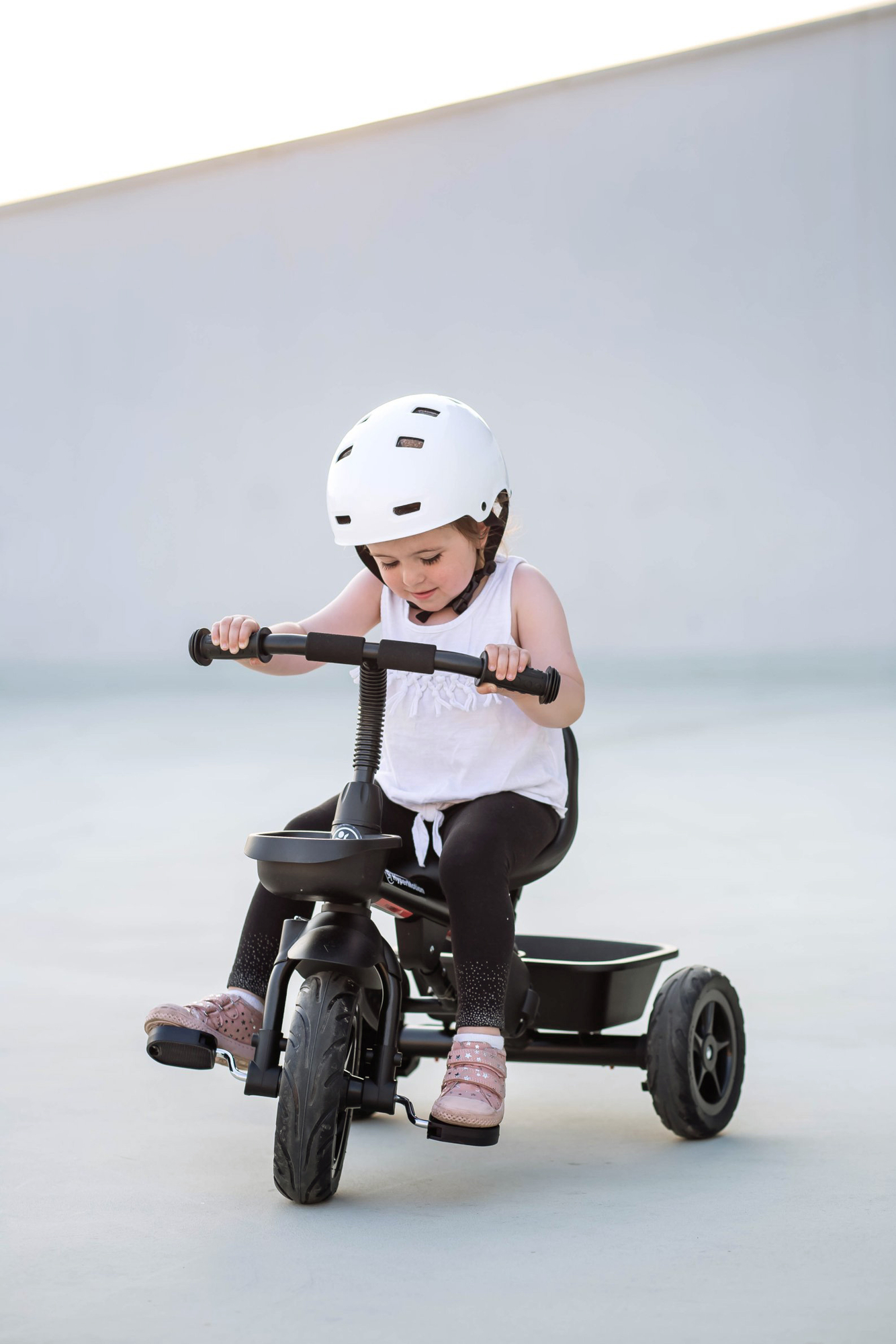 HyperMotion TOBI VECTOR triciclo - ruote gonfiabili eterne + barra di spinta. Colore: nero.