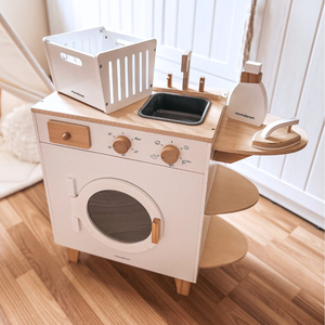 Lavatrice in legno con ferro da stiro, cesto e detersivo