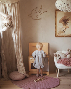 Cucina in legno con grembiule, accessori e illuminazione a LED