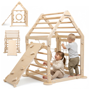 Parco giochi in legno al coperto per bambini: una casa con scale e uno scivolo