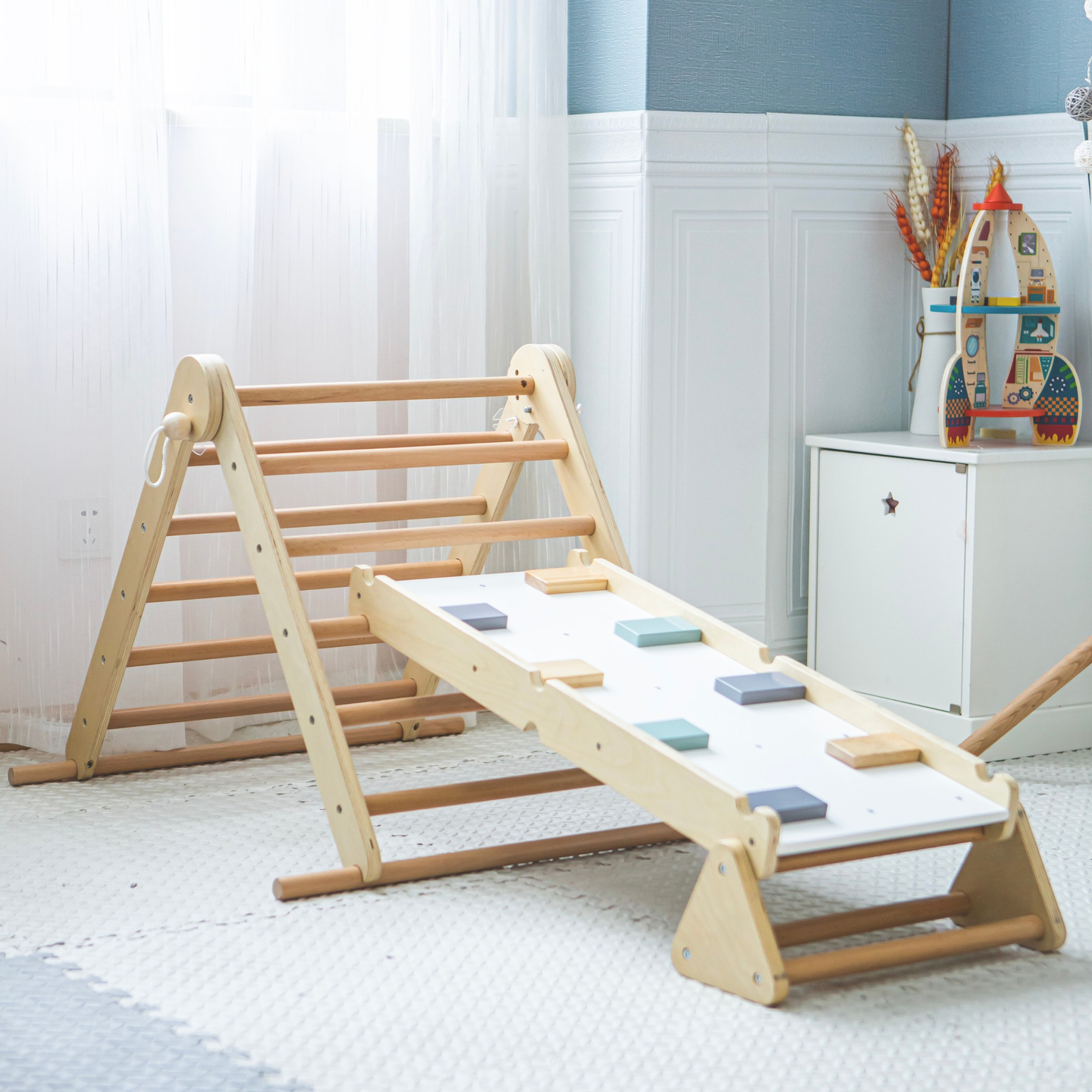 Parco giochi per bambini in legno fatto in casa - scala + parete di arrampicata + trave di equilibrio - triangolo di Pikler