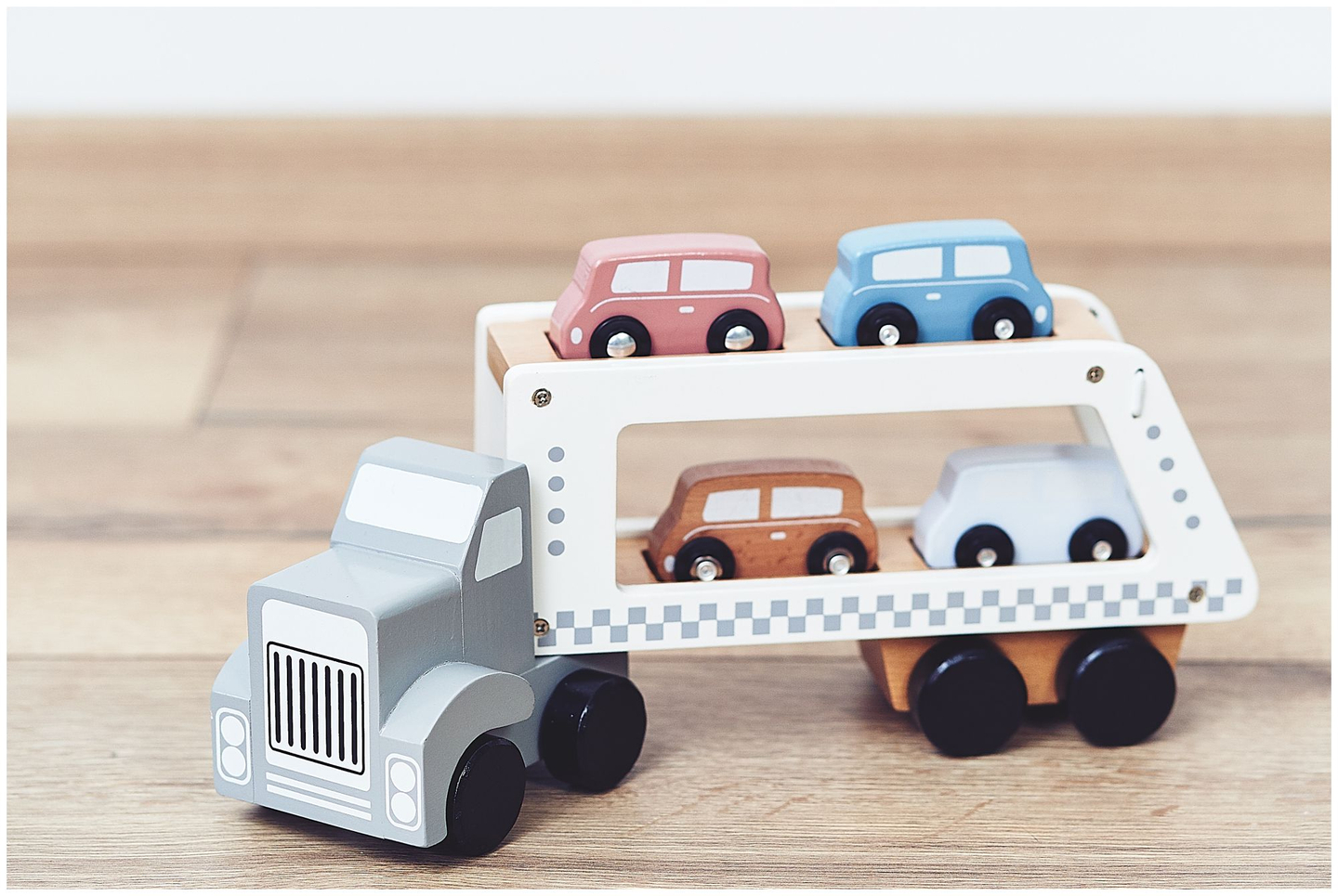 Camion-rimorchio in legno con 4 autovetture