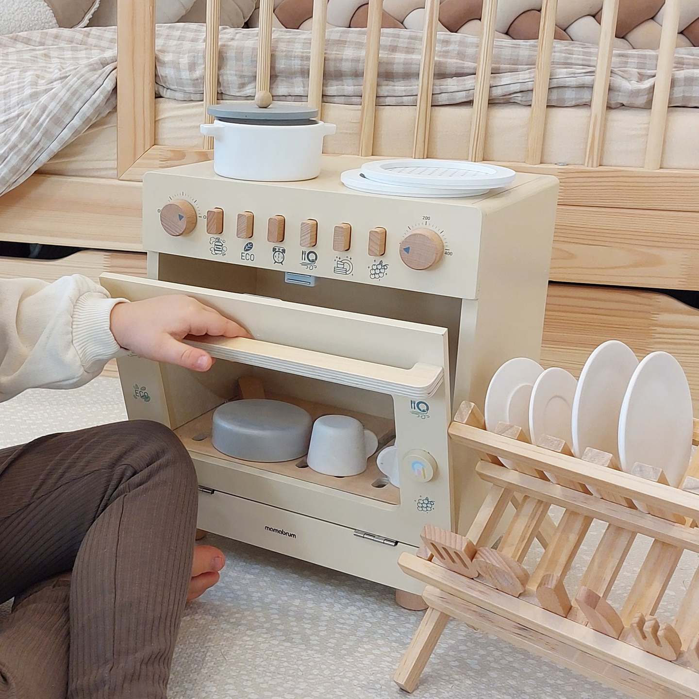 Lavastoviglie in legno con accessori