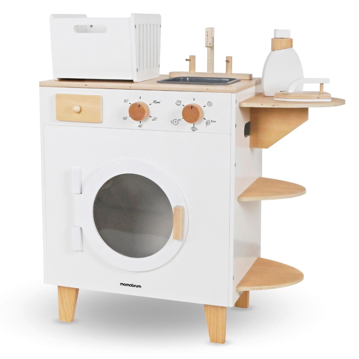 Lavatrice in legno con ferro da stiro, cesto e detersivo