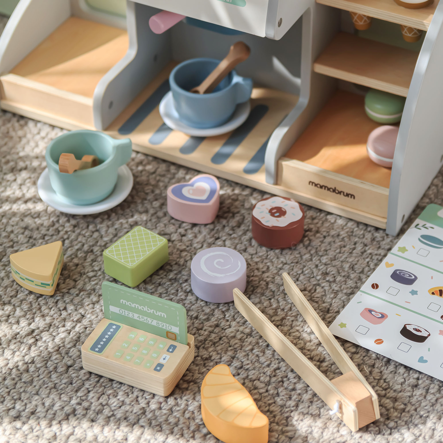 Una grande gelateria in legno con lavagna magnetica, macchina del caffè e set di gelati e dessert - oltre 70 pezzi!