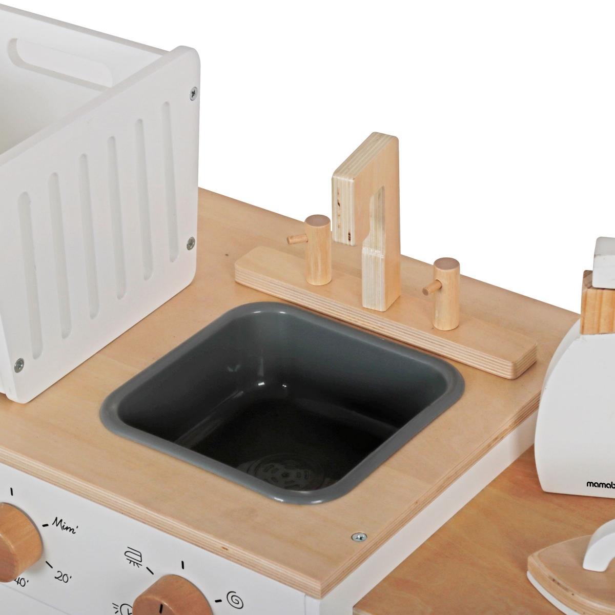 Lavatrice in legno con ferro da stiro, cesto e detersivo