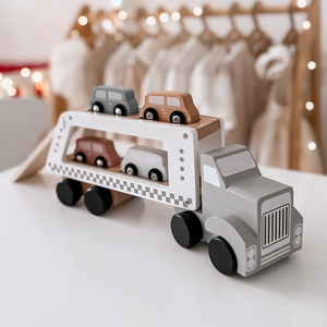 Camion-rimorchio in legno con 4 autovetture