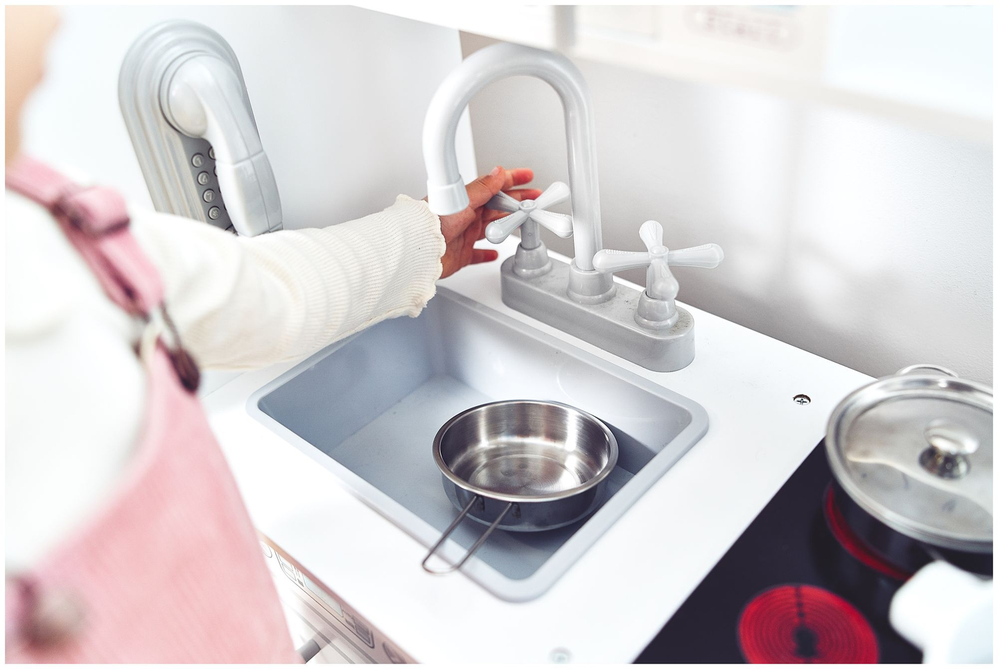 Grandi accessori da cucina in legno bianco e grembiule