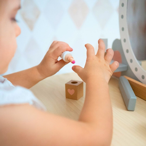 Tavolino da toilette in legno con sgabello e accessori