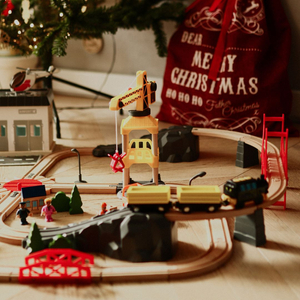 Ferrovia in legno, treno a batteria - Città: binari, automobili, ponte, aeroporto