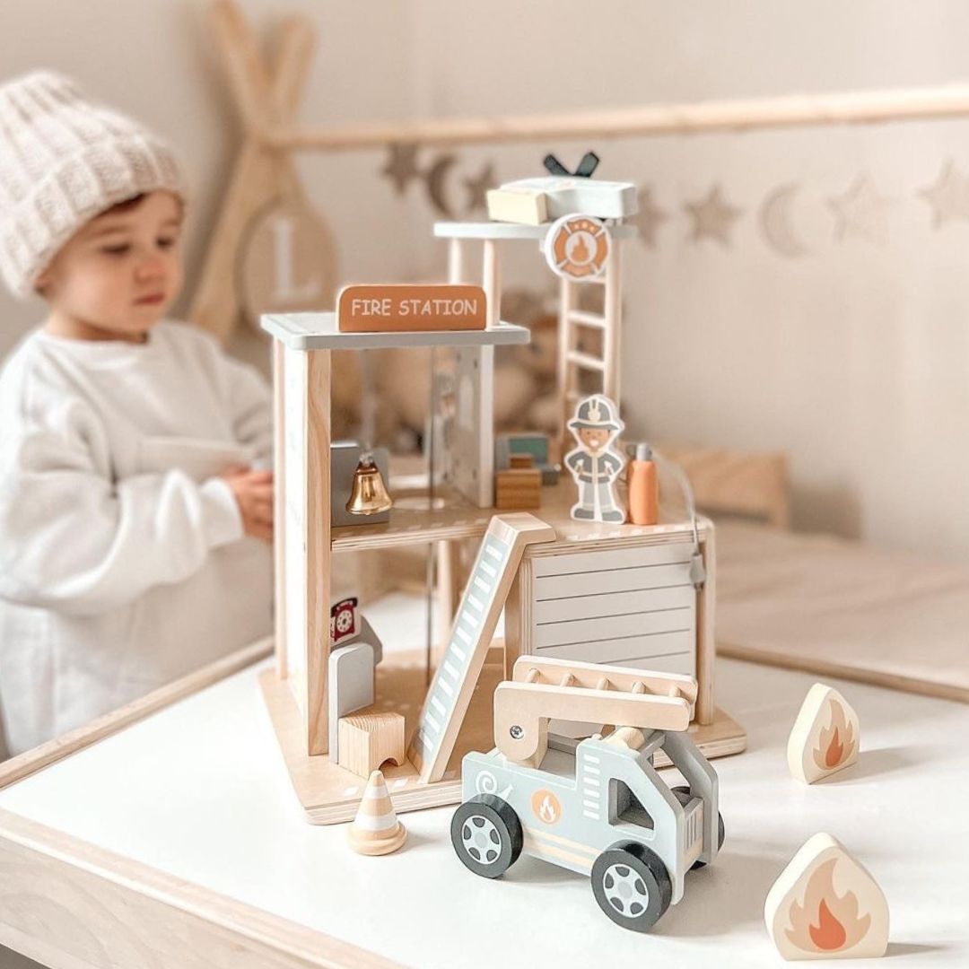 Stazione dei pompieri in legno con accessori, vigili del fuoco