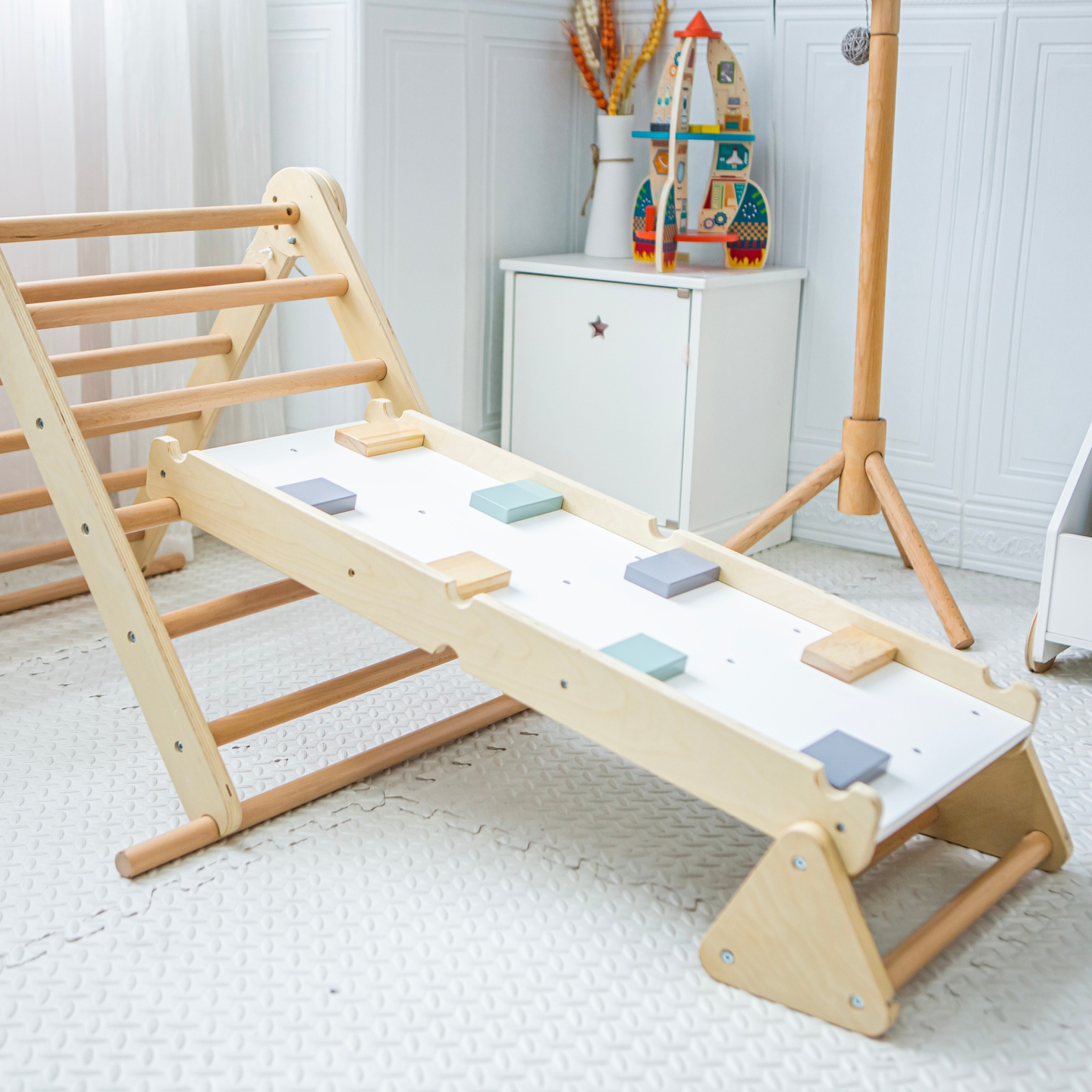 Parco giochi per bambini in legno fatto in casa - scala + parete di arrampicata + trave di equilibrio - triangolo di Pikler