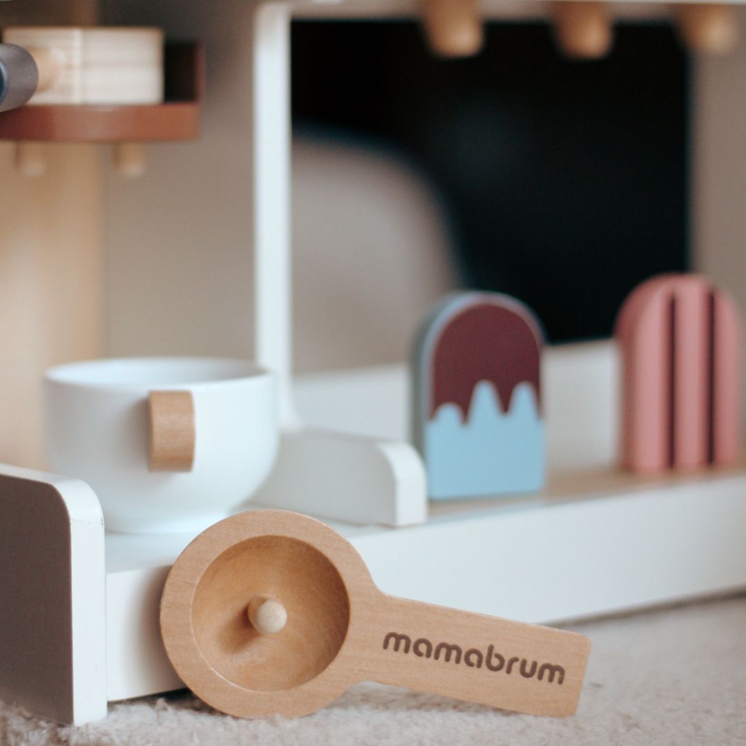 Gelateria in legno con macchina da caffè - caffetteria con accessori