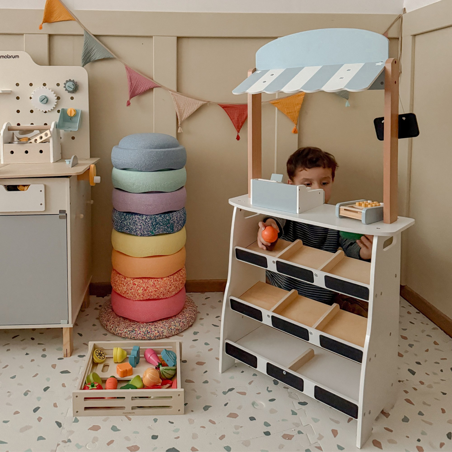 Negozio di verdure - bancarella in legno con casse, registratore di cassa e terminale