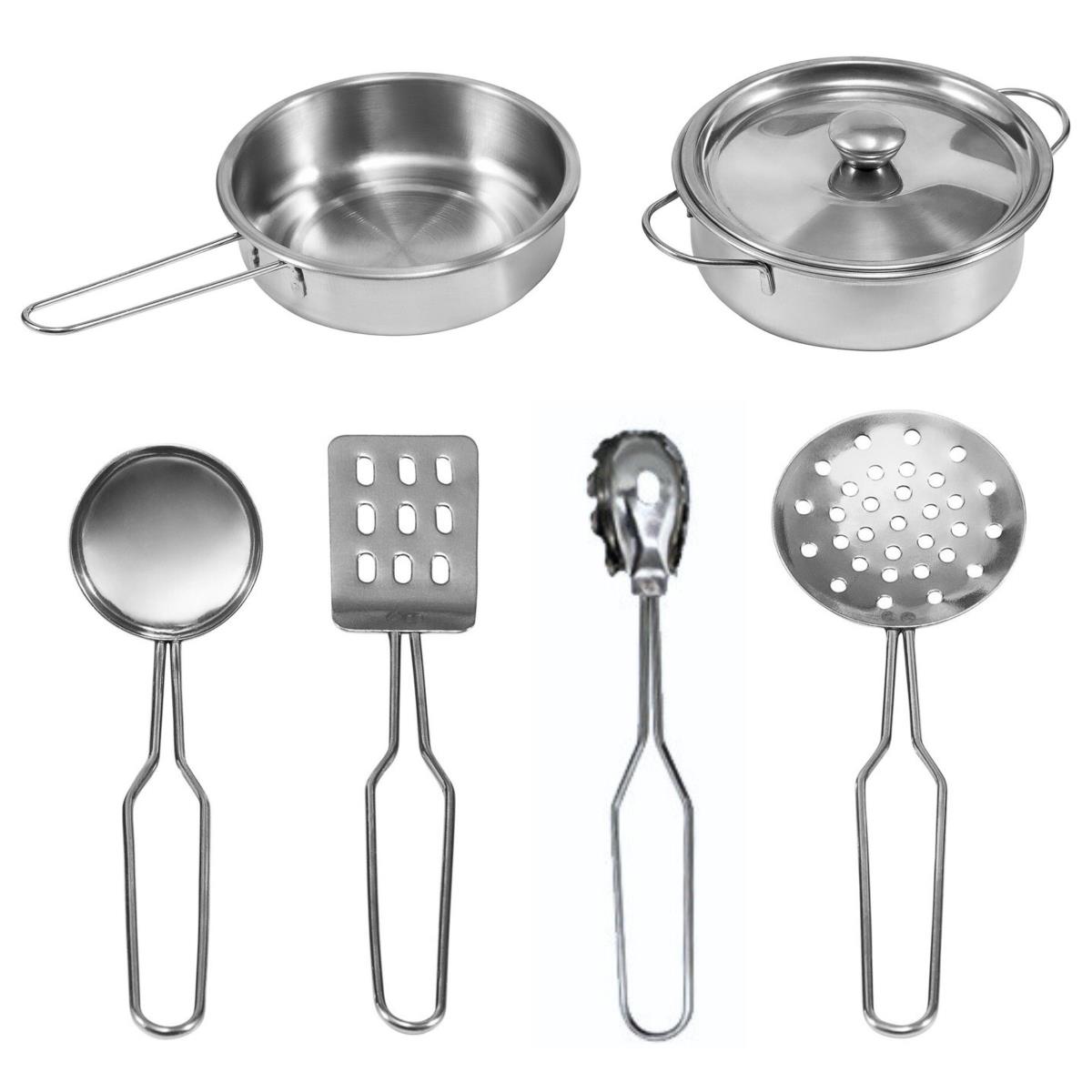 Cucina bianca in legno con accessori e grembiule