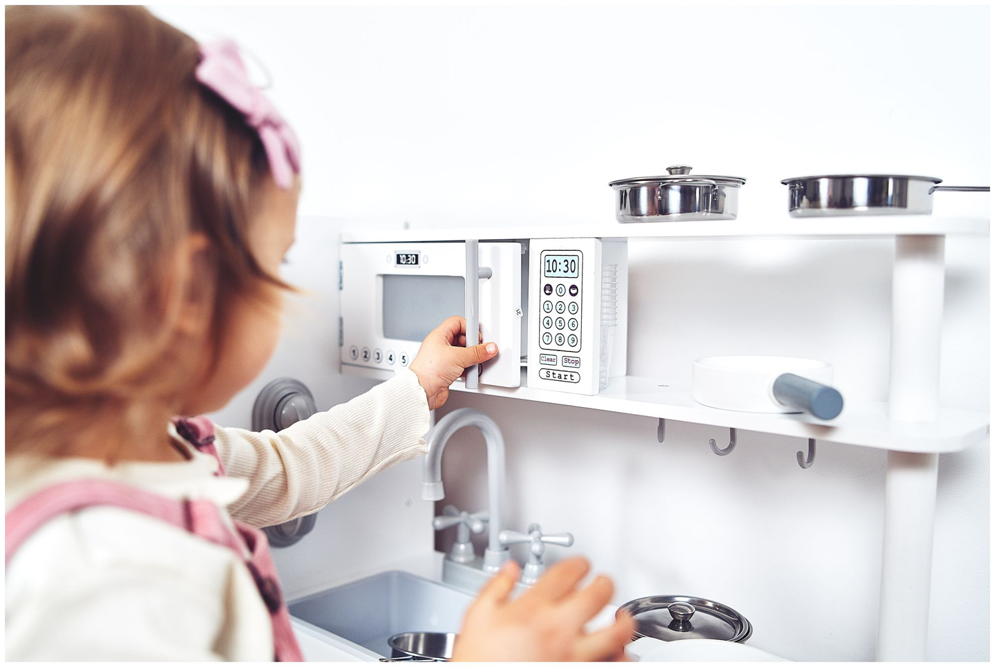 Grandi accessori da cucina in legno bianco e grembiule