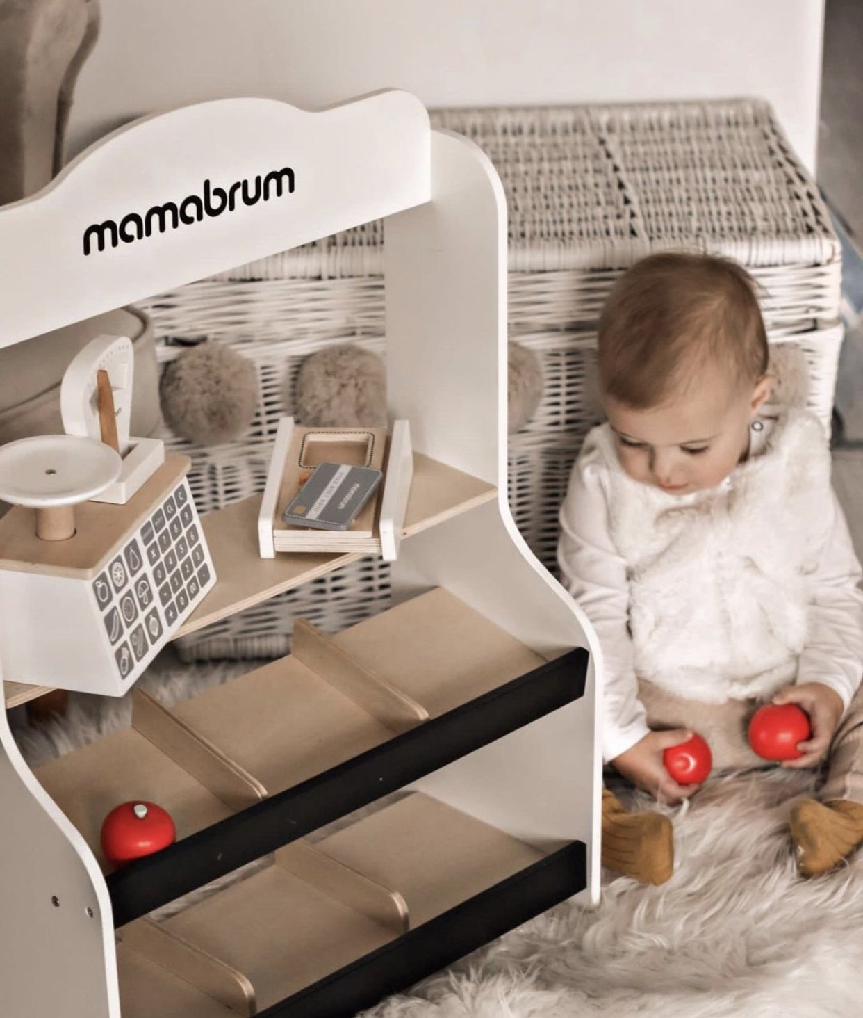 Mini market - negozio con bilancia, terminale, carta di pagamento e frutta